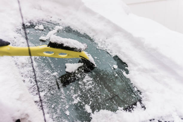 istock Scraping snow off of car windshield 952328506