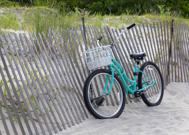 istock Vintage turquoise bicycle by the beach 952331922