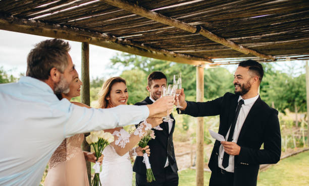 novios y amigos con brindis. - wedding reception wedding bride bridesmaid fotografías e imágenes de stock