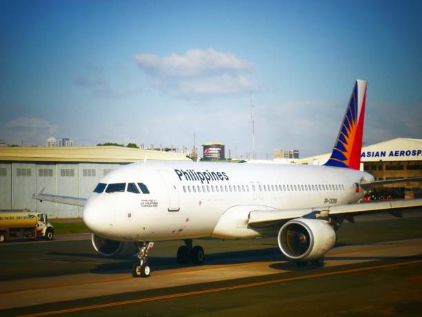 ein philippine airlines flugzeug auf der startbahn rollen - cockpit airplane commercial airplane boeing stock-fotos und bilder
