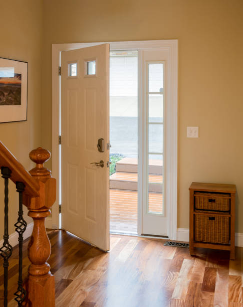 puerta de entrada y pasillo con piso de madera - front stoop outdoors house contemporary fotografías e imágenes de stock