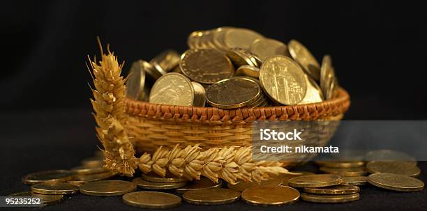 Wachsender Stapel Von Münzen Und Weizen Ohren Stockfoto und mehr Bilder von Geldmünze - Geldmünze, Währung, Brotsorte