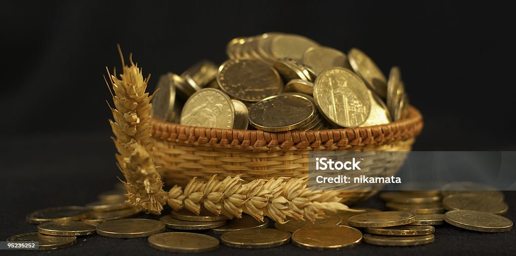 Erguendo-se pilhas de moedas e orelhas de trigo. - Foto de stock de Moeda royalty-free