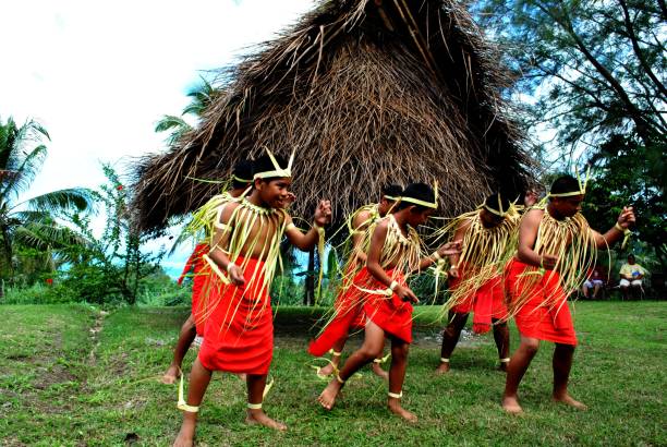 bailarines de culturales - saipan fotografías e imágenes de stock