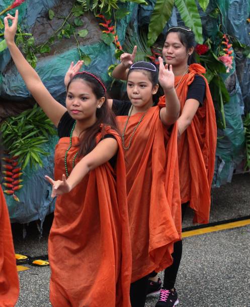 culturales bailarines en el desfile de la liberación - saipan fotografías e imágenes de stock