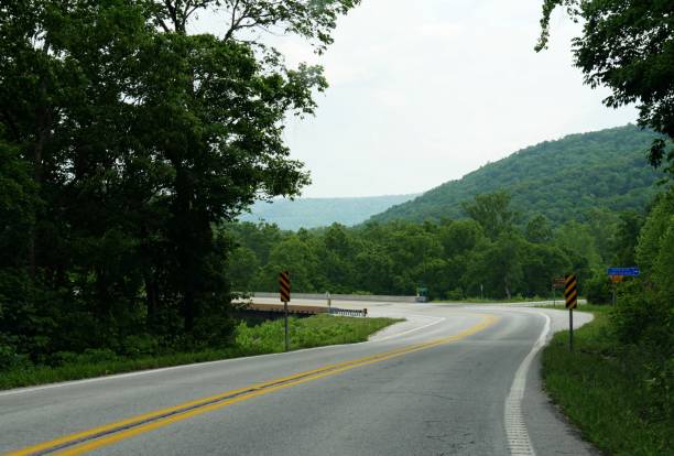 istock Scenic winding road to Eureka Springs, Arkansas 952361652