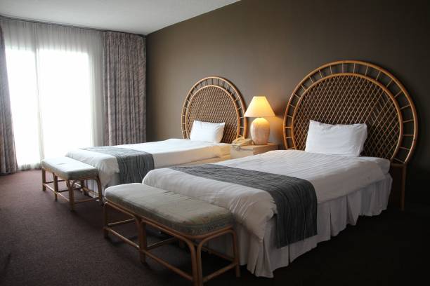 ホテルでダブル クイーン ルーム - double bed headboard hotel room design ストックフォトと画像