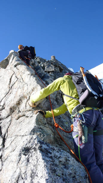 client masculin leader au sommet d’une crête alpine haute sur une belle journée de montagne guide - piz palü photos et images de collection