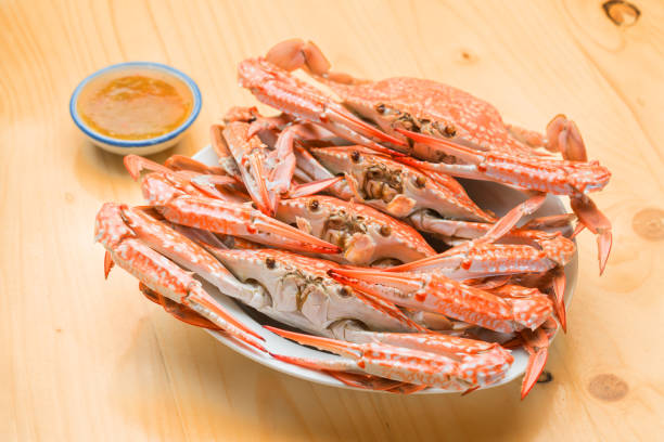 istock Flower crab group steamed on wood background 952372234