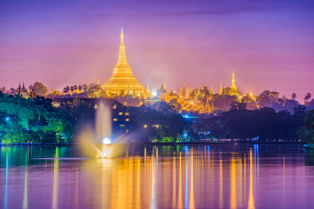 yangon - shwedagon pagoda immagine foto e immagini stock