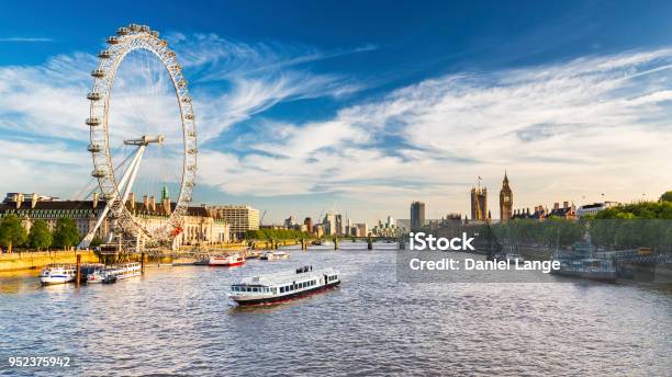Foto de Parlamento De Westminster Big Ben E O Tâmisa Com Céu Azul e mais fotos de stock de Londres - Inglaterra
