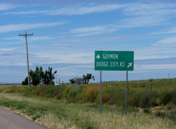 ein schild an der autobahn in kansas - oklahoma sign road sign sky stock-fotos und bilder