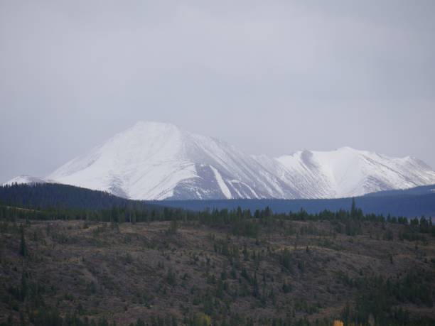 заснеженные горные вершины на расстоянии, увиденном от озера диллон - lake dillon стоковые фото и изображения