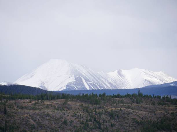 vista panorâmica de picos das montanhas cobertas de neve à distância - lake dillon - fotografias e filmes do acervo