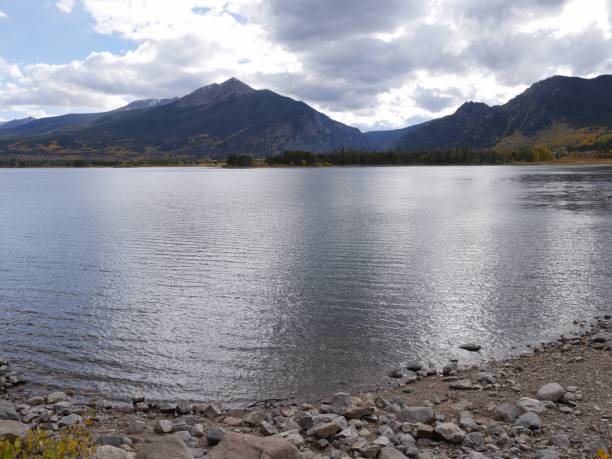 ampio scatto del lago dillon con le montagne sullo sfondo in autunno - lake dillon foto e immagini stock