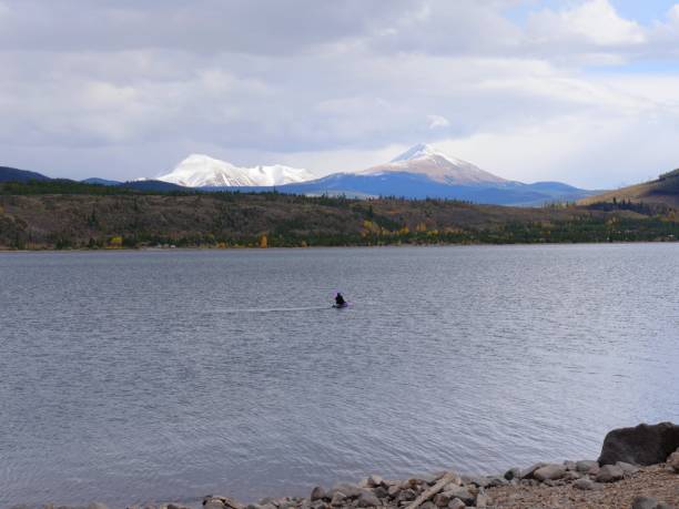 grande plano do lago dillon ou dillon reservoir - lake dillon - fotografias e filmes do acervo