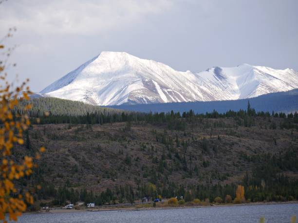 vista panorâmica sobre lago dillon, também conhecido como dillon reservoir - lake dillon - fotografias e filmes do acervo