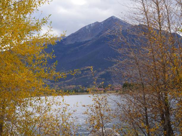 colorful autumn foliage curtain a scenic view of dillon lake - lake dillon imagens e fotografias de stock