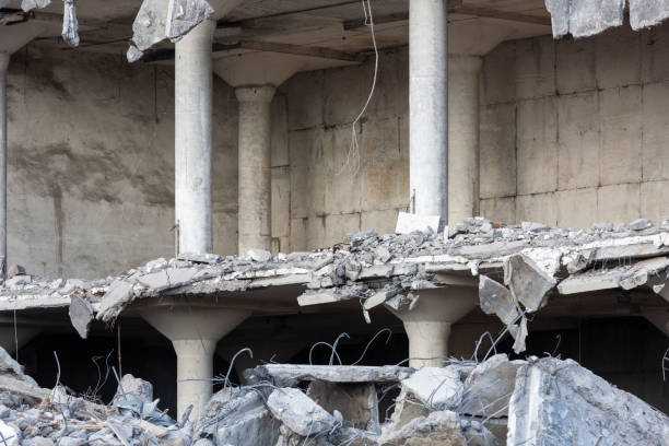 istock Demolishing An Old Building 952381178