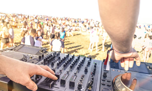 gros plan de dj jouer electro acoustique moderne cd usb lecteur à été plage parti - événement festival de musique et concept de divertissement avec de la danse de gens - fond défocalisé mettant l’accent sur la main gauche - full moon audio photos et images de collection