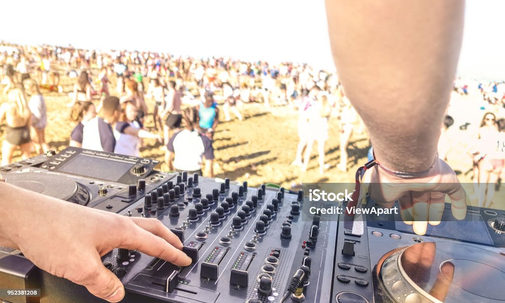 夏のビーチ パーティー - 音楽祭イベントと左手に焦点を当てると多重の背景の人々 をダンスとエンターテインメントの概念で電気の usb のモダンな cd プレーヤーでサウンドを再生する dj の� - 音楽祭のロイヤリティフリーストックフォト