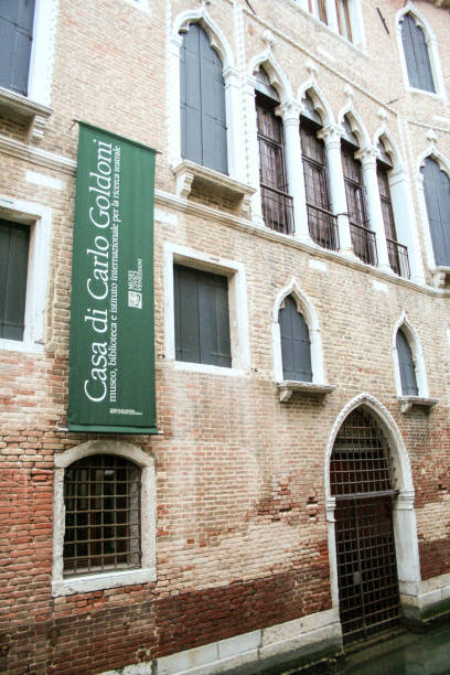 goldoni haus in venedig - carlo goldoni stock-fotos und bilder