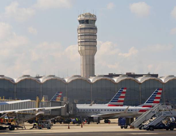 avión de american eagle carga pasajeros y carga - air traffic control tower airport runway air travel fotografías e imágenes de stock
