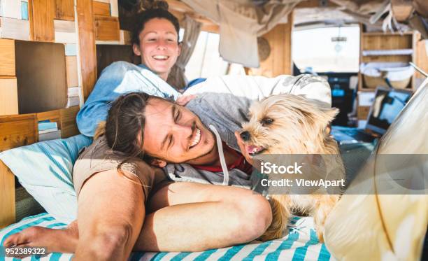 Photo libre de droit de Couple De Hippie Avec Chien Drôle Voyageant Ensemble Sur Vintage Fourgonnette Transport Vie Concept Dinspiration Avec Indie Personnes Minifourgonnette Voyage Daventure À Se Détendre Moment Filtre Retro Chaud Brillant banque d'images et plus d'images libres de droit de Camping-car