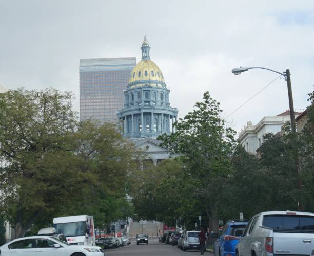 cúpula de colorado state capitol building oro en denver - central city colorado fotos fotografías e imágenes de stock