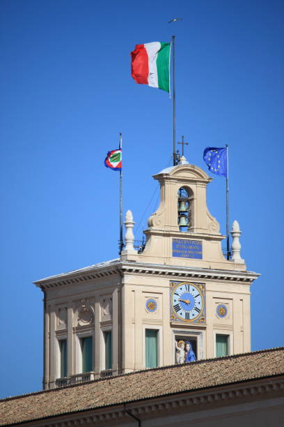 istock Italian flag blowing in the wind on Quirinale Palace 952392912