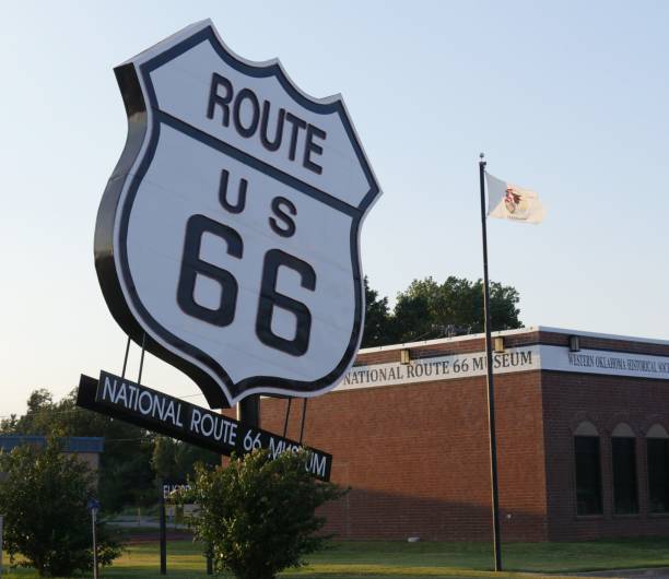 biggest route us 66 sign - route 66 old fashioned roadside commercial sign imagens e fotografias de stock