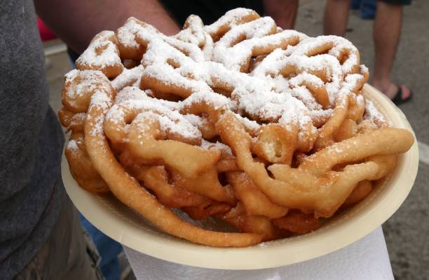 teller mit trichter kuchen mit puderzucker - meal traditional culture heap food and drink stock-fotos und bilder