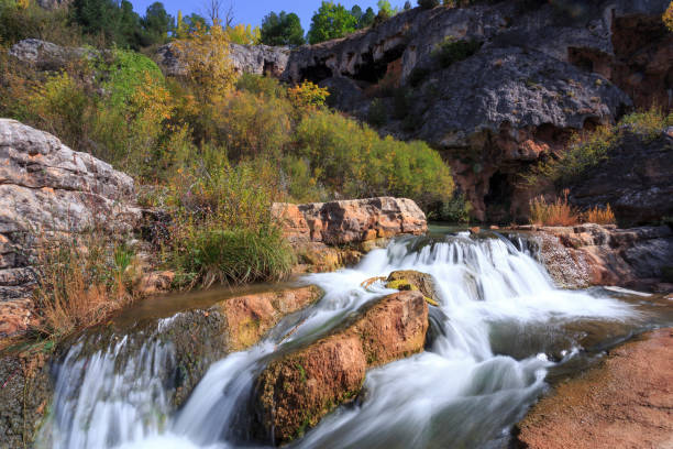 wasserfall in den bergen der serrania de cuenca in spanien - cuenca province stock-fotos und bilder