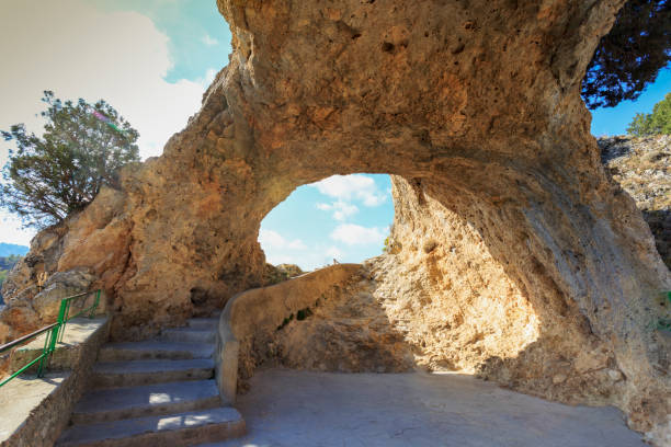 berg der serrania de cuenca in spanien - cuenca province stock-fotos und bilder