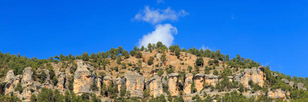 berg der serrania de cuenca in spanien - cuenca province stock-fotos und bilder