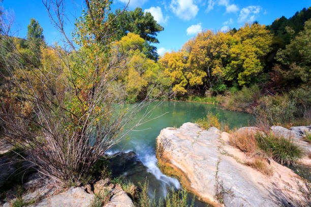 wasserfall in den bergen der serrania de cuenca in spanien - cuenca province stock-fotos und bilder