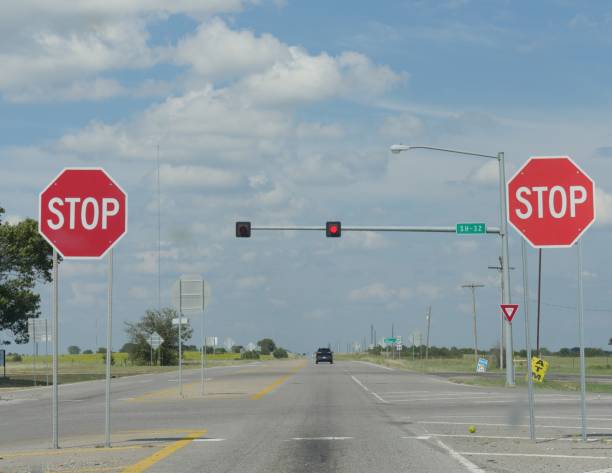 stopp-schilder auf beiden seiten der autobahn - oklahoma sign road sign sky stock-fotos und bilder