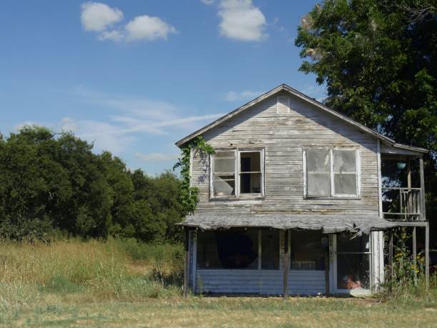 istock abandoned two-storey wooden house 952403418