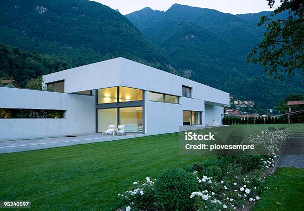 Moderna Casa Foto de stock y más banco de imágenes de Aire libre - Aire libre, Anochecer, Arquitectura