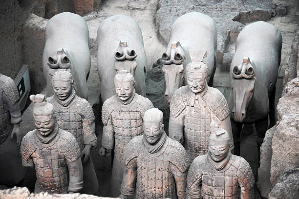 兵馬俑 - terracotta soldiers xian terracotta emperor ストックフォトと画像