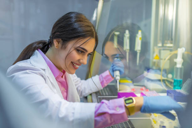 Female Scientist in Lab Female scientist with equipment and science experiments, Laboratory glassware containing chemical liquid, science research background. Photo of a brown hair student of chemistry working in laboratory. Scientist with dropper working at the laboratory fume cupboard stock pictures, royalty-free photos & images