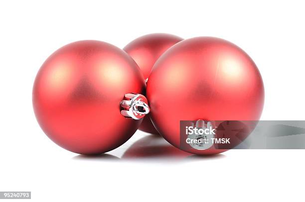 Foto de Bola De Árvore De Natal Vermelho e mais fotos de stock de Bola de Árvore de Natal - Bola de Árvore de Natal, Grande, Bola