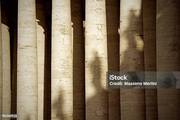 Colonnade Stockfoto und mehr Bilder von Architektonische Säule - Architektonische Säule, Architektur, Farbbild