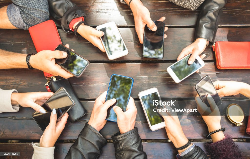 Menschen zu gruppieren, dass süchtig Spaß zusammen mit Smartphones - Detail Hände Teilen von Inhalten über soziale Netzwerke mit mobilen Smartphones - Technologie-Konzept mit Millennials online mit Handys - Lizenzfrei Handy Stock-Foto