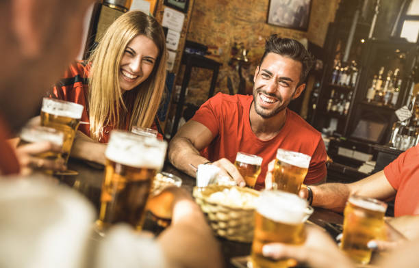 grupo de amigos felices bebiendo cerveza en la cervecería restaurante bar - concepto de la amistad con la gente joven disfrutando de tiempo juntos y la diversión genuina en el pub vintage cool - foco chico - iso alto de imagen - english pub fotografías e imágenes de stock