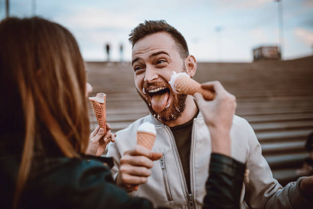 hermosa pareja comiendo helado en otoño - couple love autumn romance fotografías e imágenes de stock