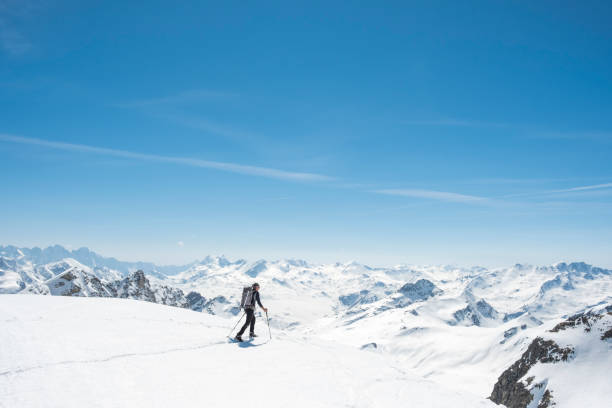 mountaineer on a snow capped majestic valley - engadine switzerland mountain snow imagens e fotografias de stock