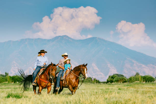 cowboy family riding cavalli insieme - teaching child horseback riding horse foto e immagini stock