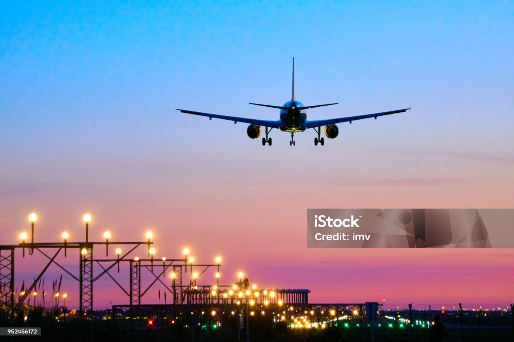 Flugzeug Landung während des Sonnenuntergangs - Barcelona "El Prat Aeroport" - Lizenzfrei Flugzeug Stock-Foto