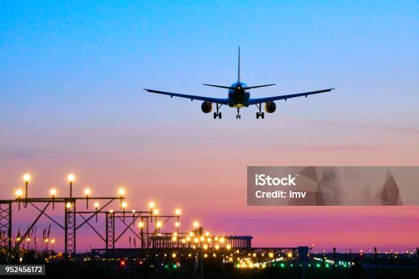 Flugzeug Landung Während Des Sonnenuntergangs Barcelona El Prat Aeroport Stockfoto und mehr Bilder von Flugzeug